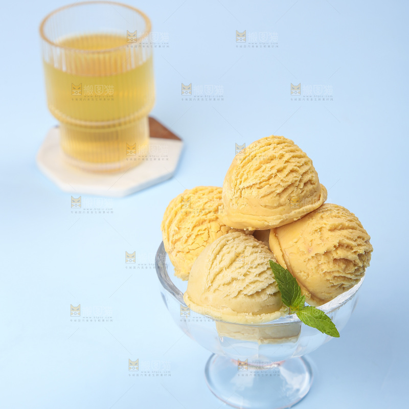 玻璃碗里的奶油冰淇淋
