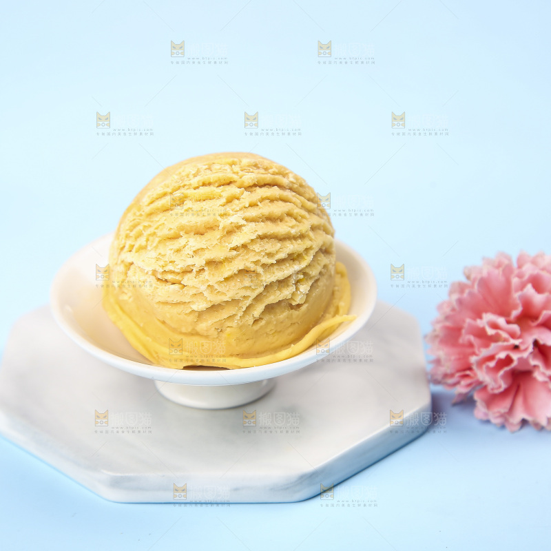 浅底上的一碗奶油冰淇淋