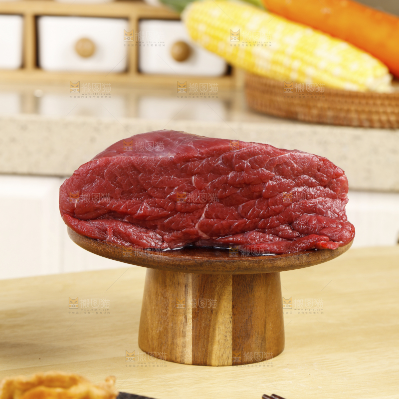 木底上放着一盘牛肉