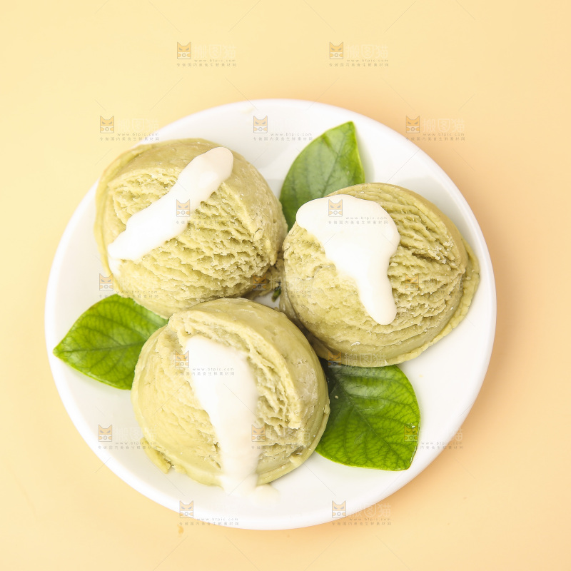 碟子里的酸奶冰激凌