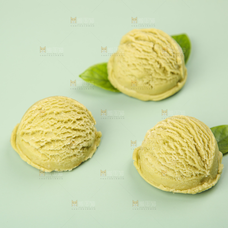 浅底上的奶油冰淇淋