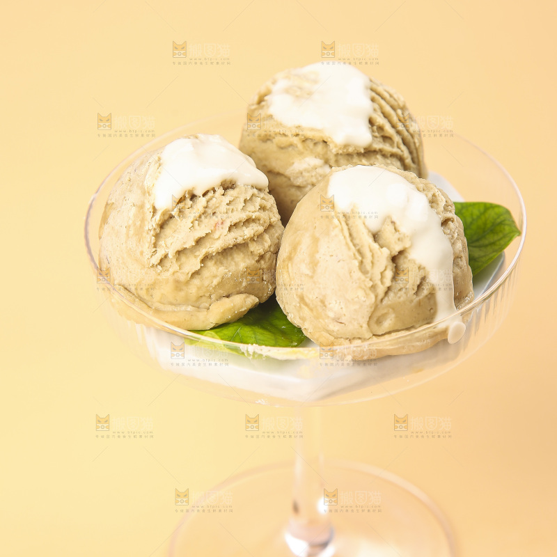 玻璃杯里的冰激凌球