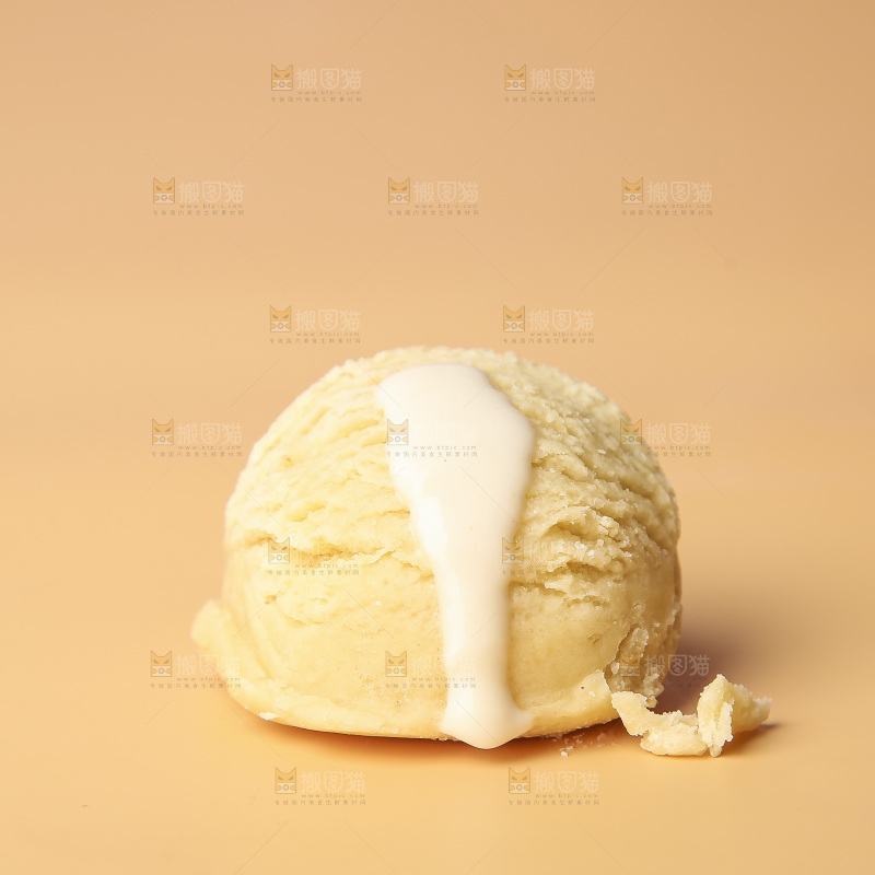 浅底上的奶油冰淇淋