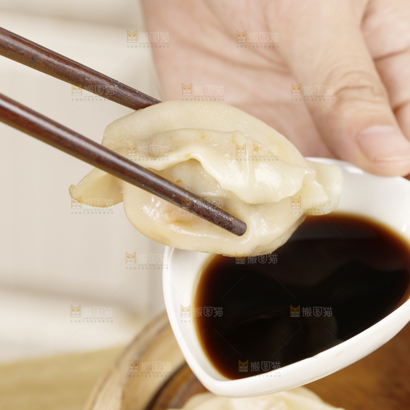 蘸着酱汁的手工饺子