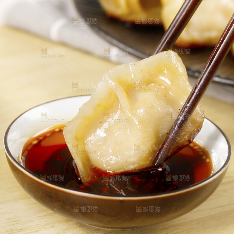 蘸着酱汁的手工饺子