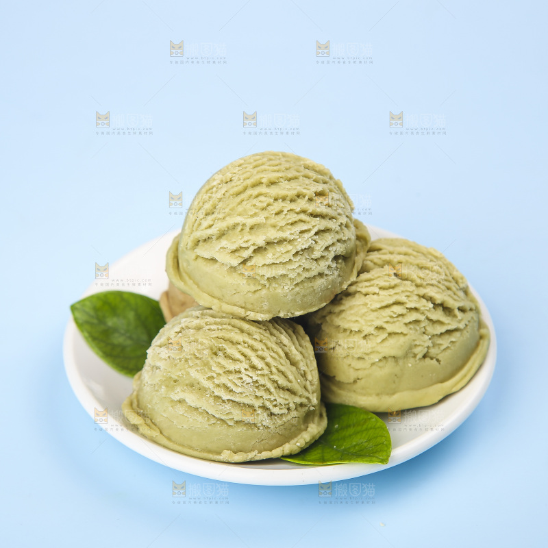 碟子里的冰激凌球