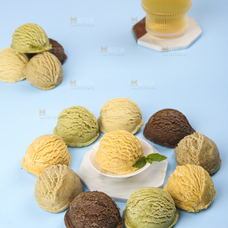 浅底上摆放的冰激凌