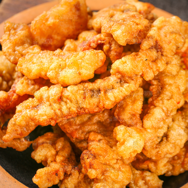 盘子里的油炸酥肉