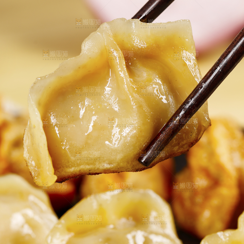 筷子夹着手工煎饺