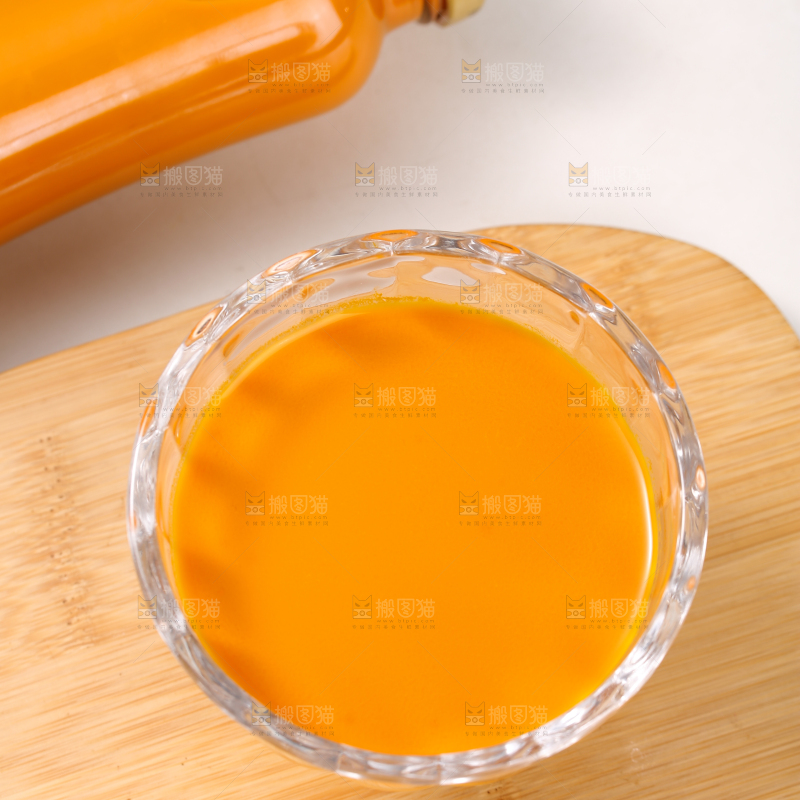 木板上放着沙棘汁