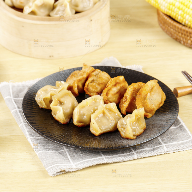 木底上放着一盘煎饺