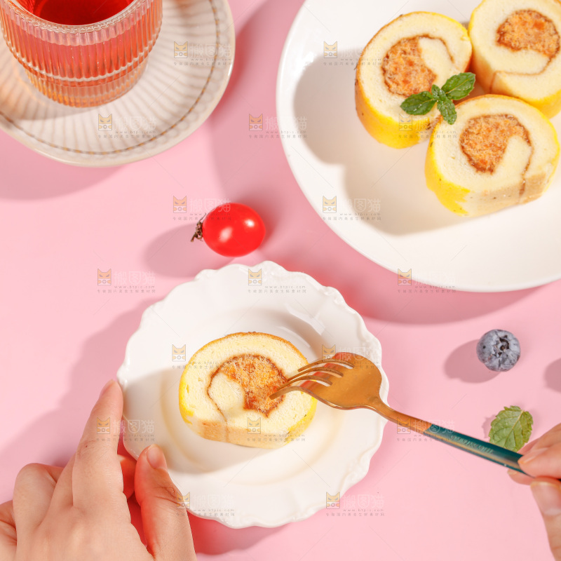 叉子插着肉松蛋糕卷