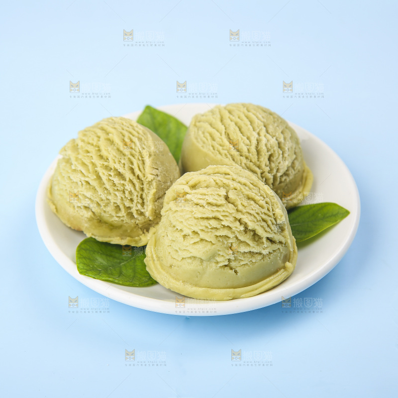 盘子里的抹茶冰淇淋