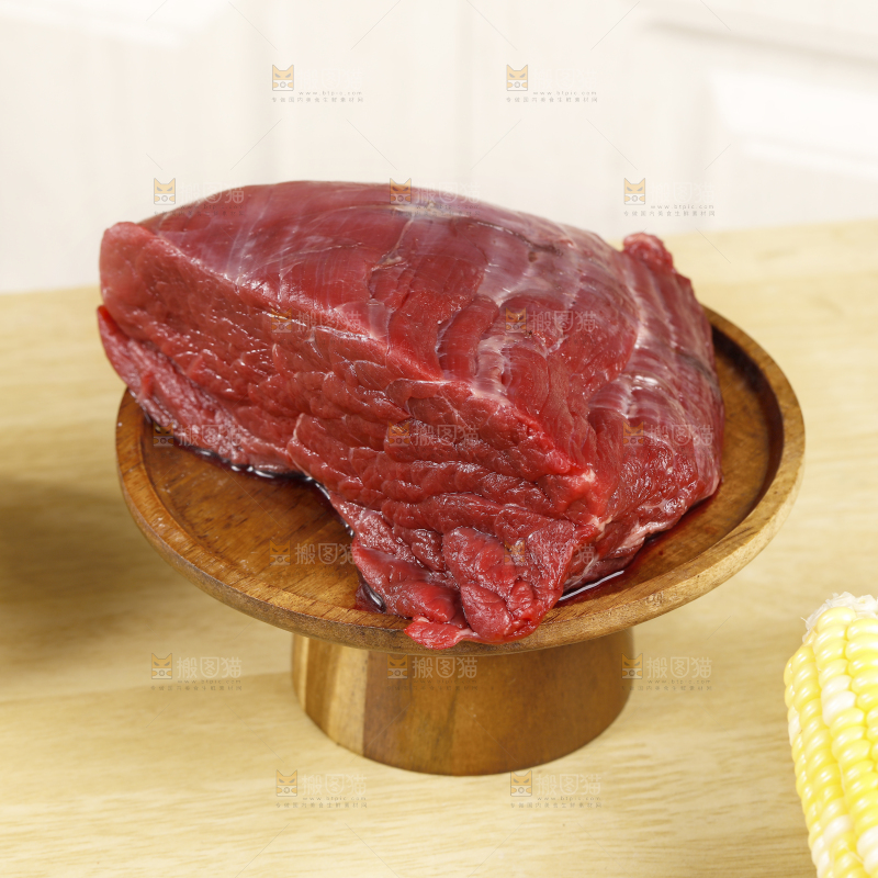 木底上放着一盘鲜牛肉