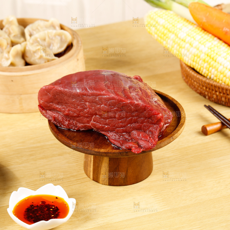 木底上放着一盘鲜牛肉