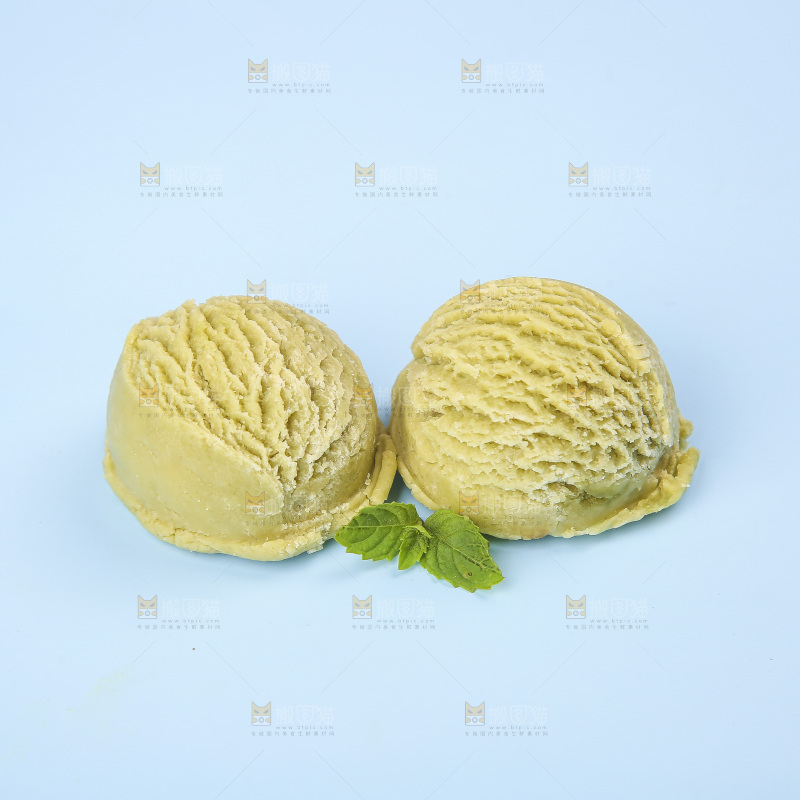 浅底上的抹茶冰淇淋