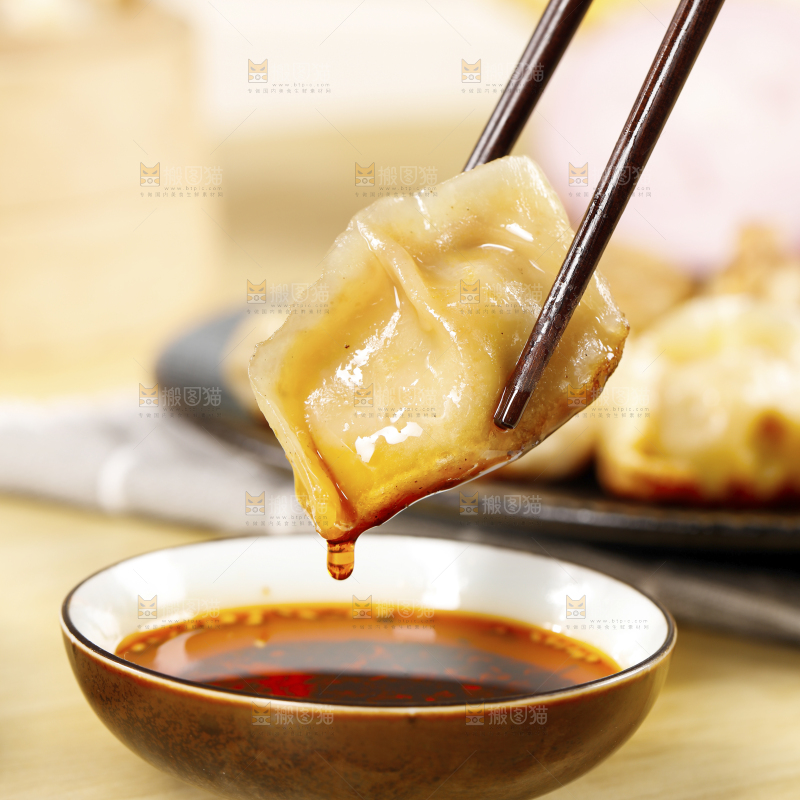 蘸着酱汁的手工饺子