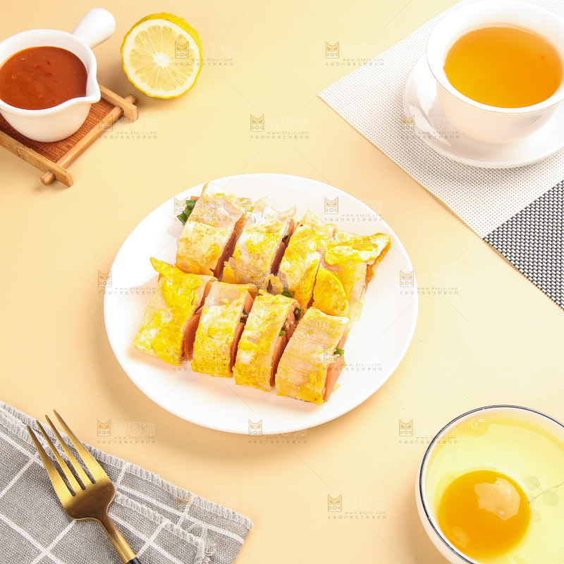 浅底上的一盘冷面卷