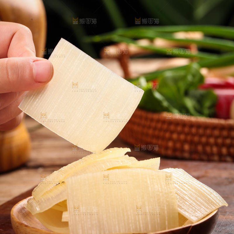 手里拿着烤冷面片