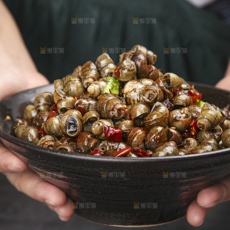 手端着一碗麻辣螺丝