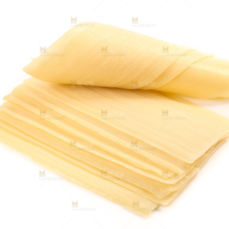 白底上放着的烤冷面皮