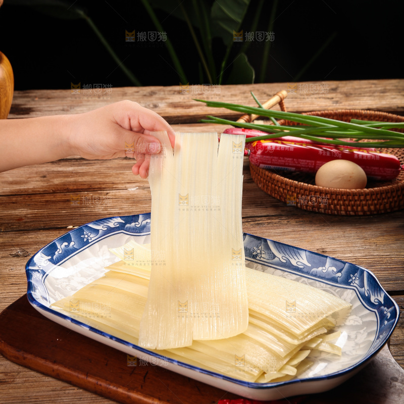 手里拿着冷面饼