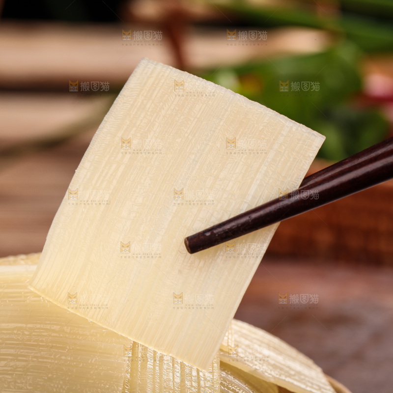筷子上夹着烤冷面皮