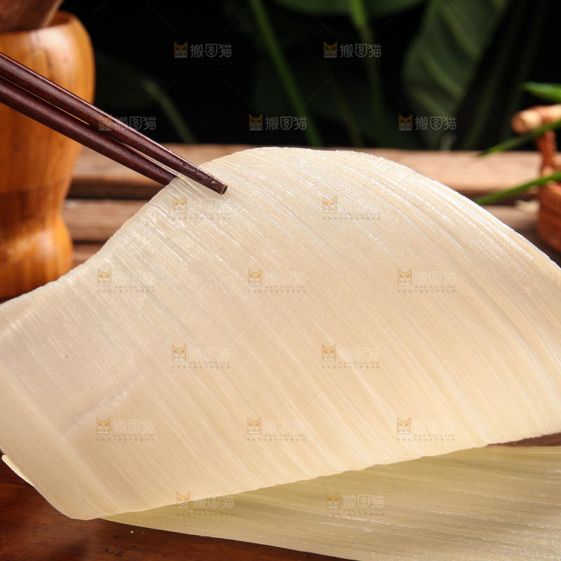 筷子夹着的冷面片