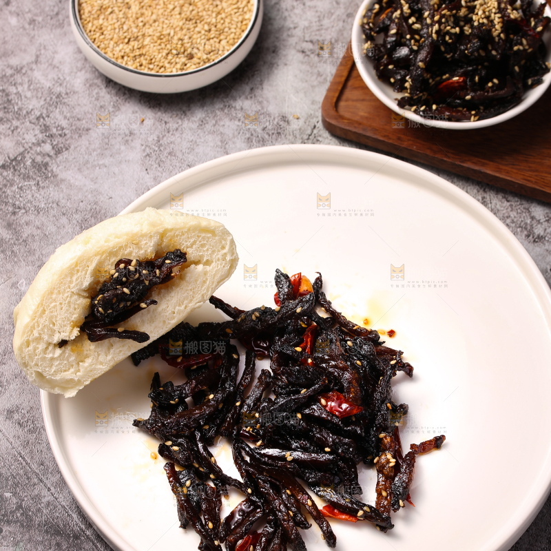 盘子里的香辣芥肉条