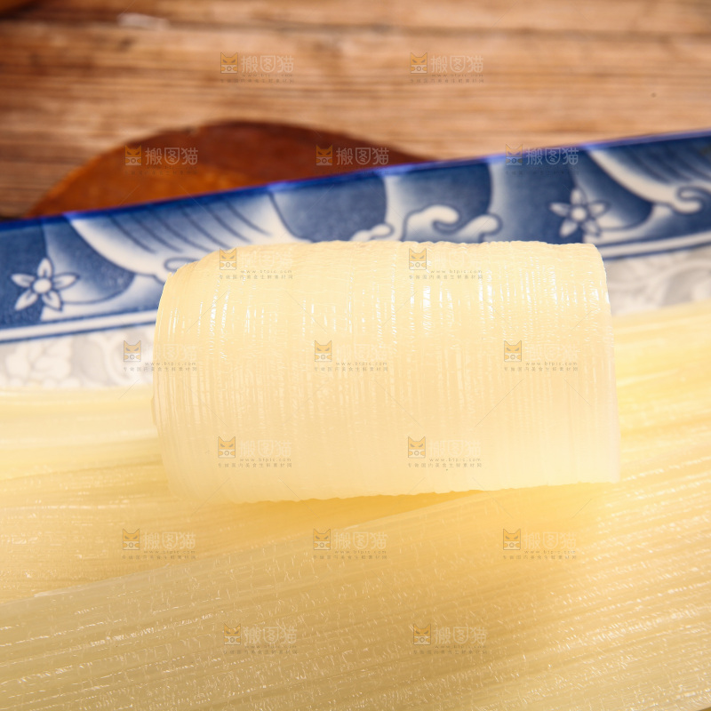 盘子里的烤冷面片