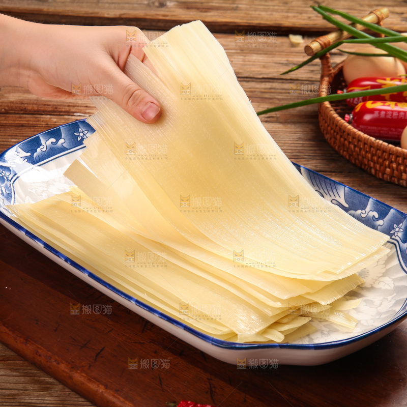 手里拿着冷面饼