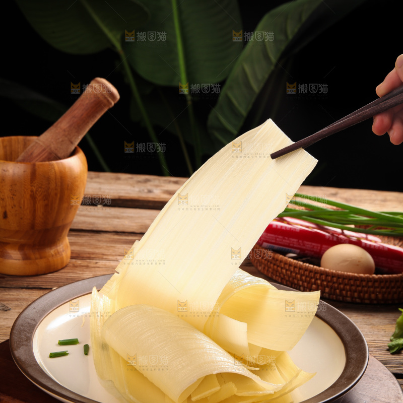 筷子上夹着冷面皮
