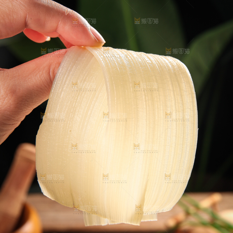 手里拿着东北冷面皮