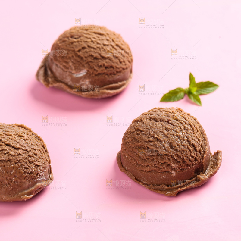 浅底上的巧克力冰淇淋