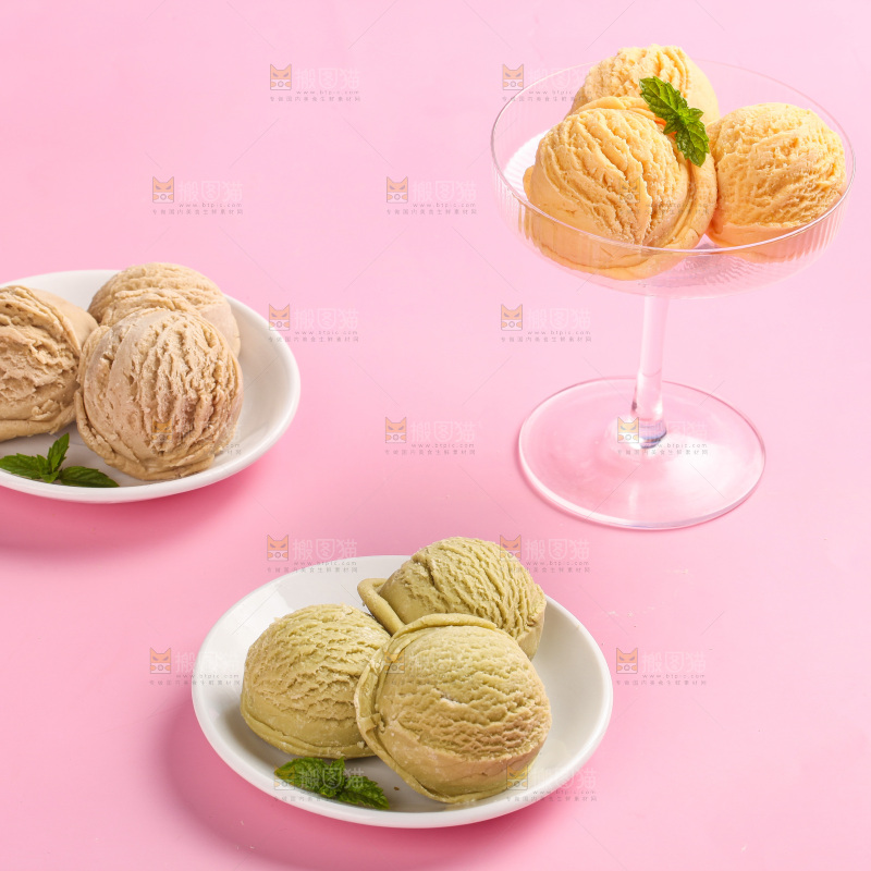玻璃杯里的冰淇淋球