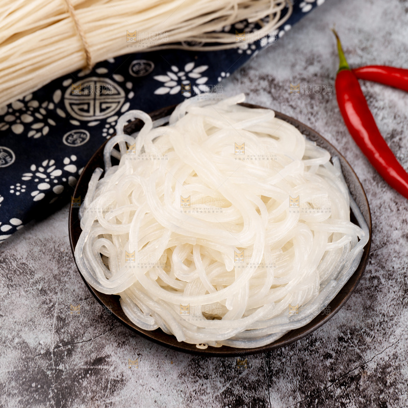 碗里泡好的野生葛根粉条