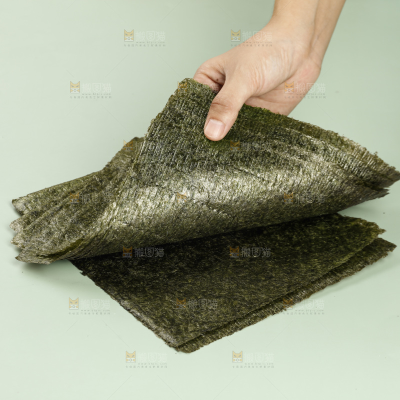 手里拿着海苔片