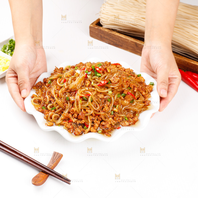 手端着一盘肉末粉条