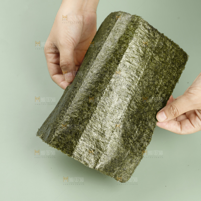手里拿着海苔片