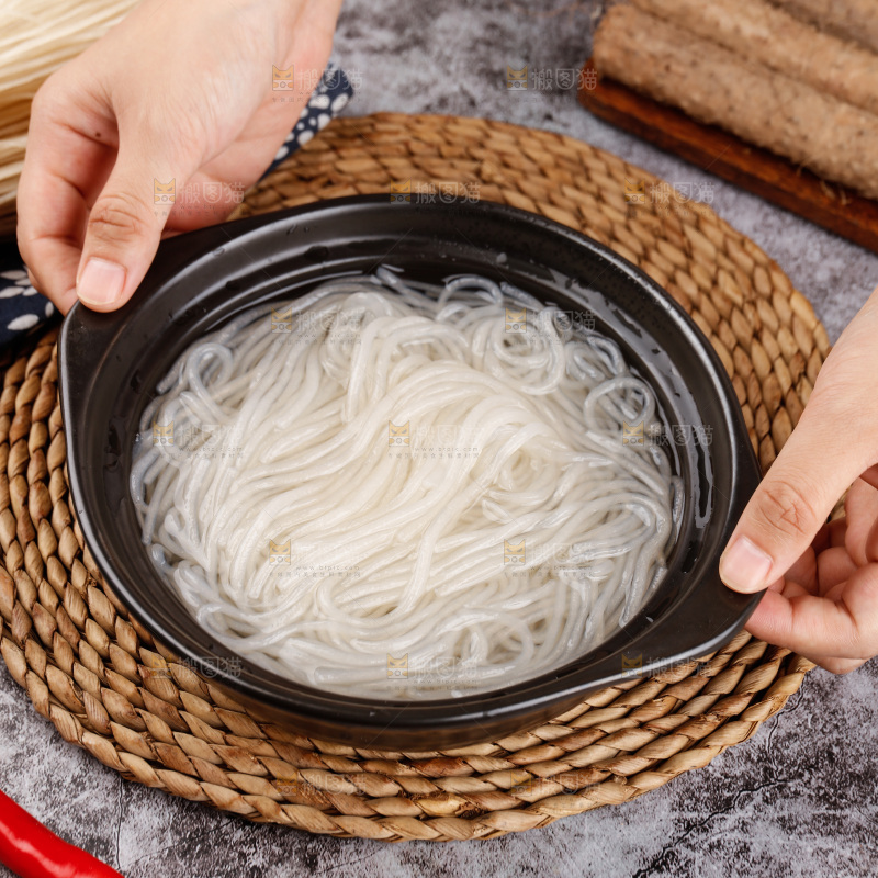 手端着一碗泡发的葛根粉条