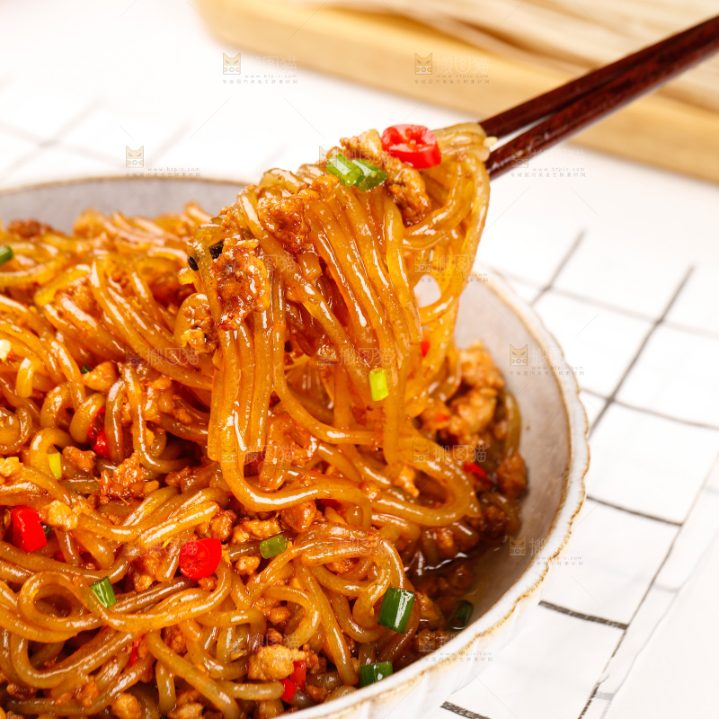 筷子上夹着炒粉条