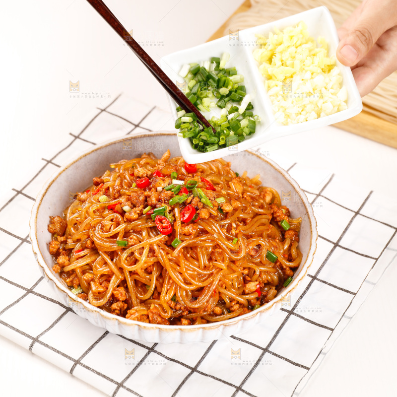 格子布上的一盘肉末粉条