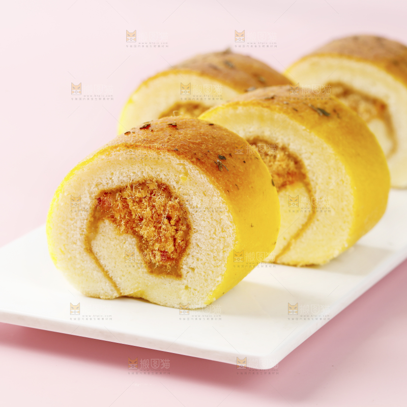 盘子上的肉松蛋糕卷