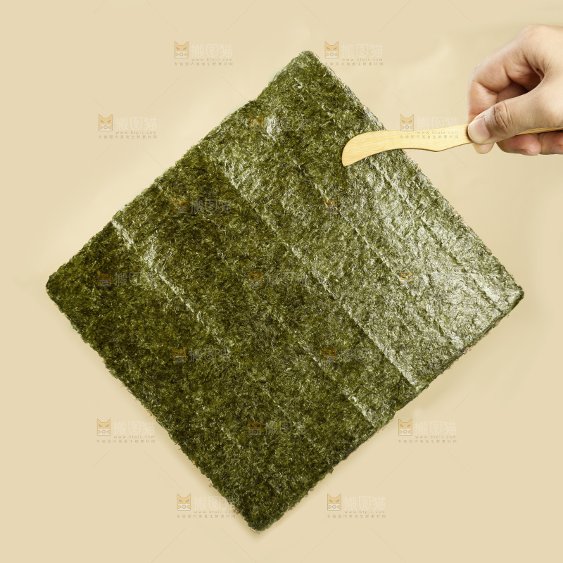 夹子夹着寿司海苔片