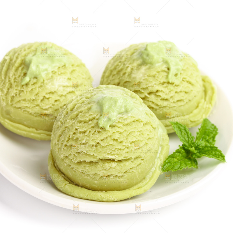 白底上放着一盘冰淇淋
