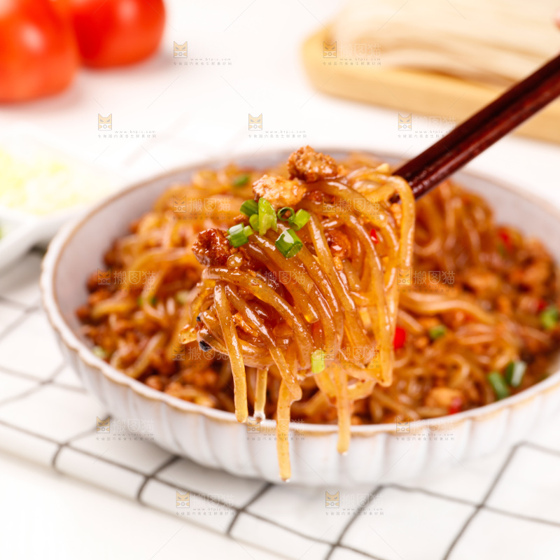 筷子上夹着炒粉条