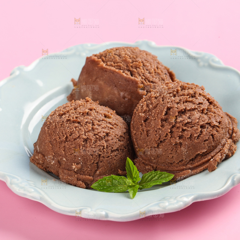 盘子里的奶油冰淇淋