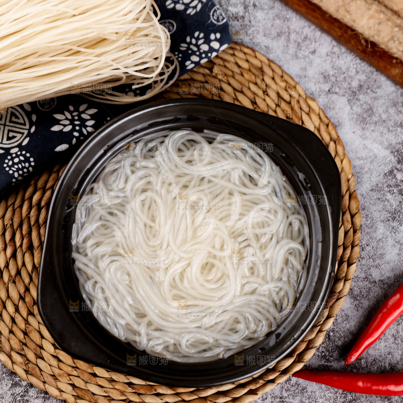 碗里泡着的葛根粉条