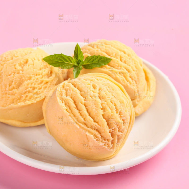 盘子里的奶油冰淇淋