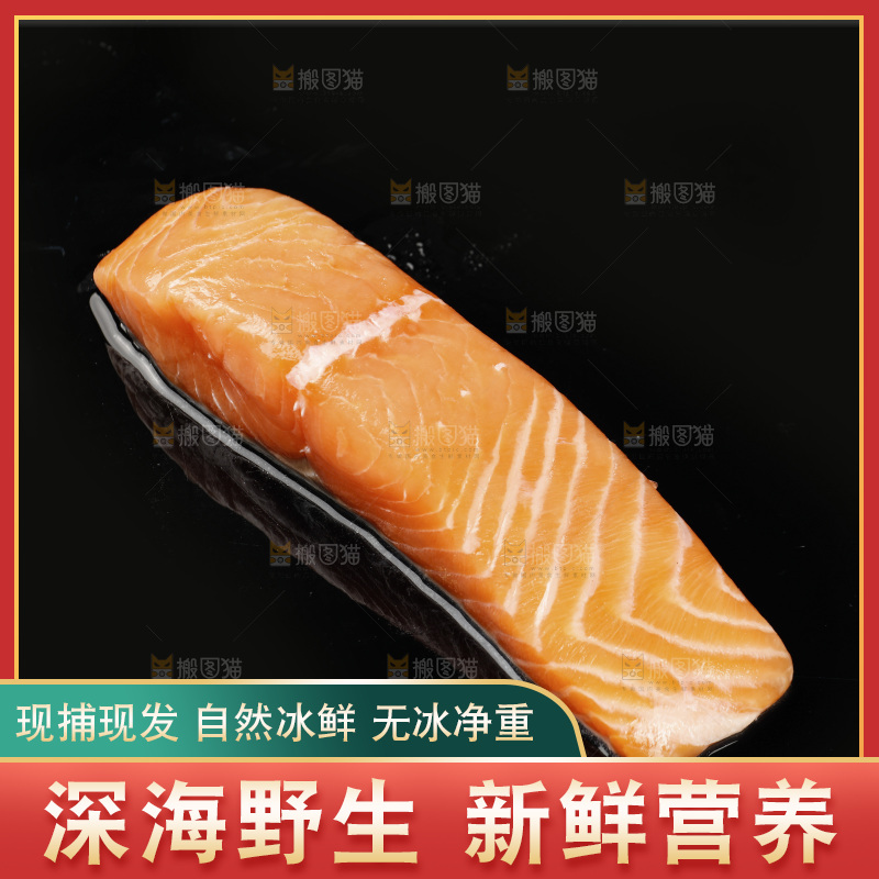 黑底上放着三文鱼刺身